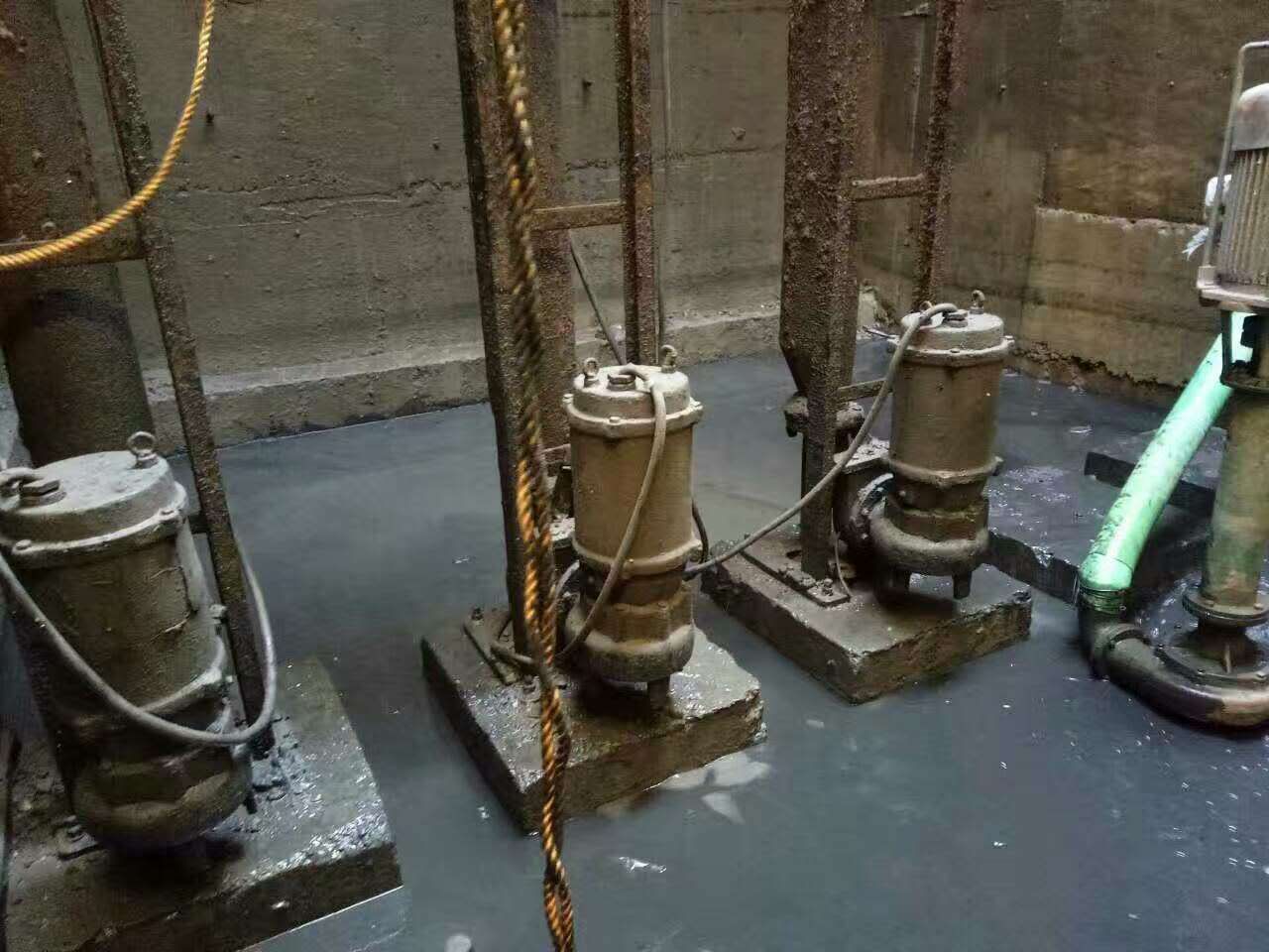 都兰污水池清理