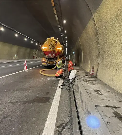 都兰隧道排水渠清淤